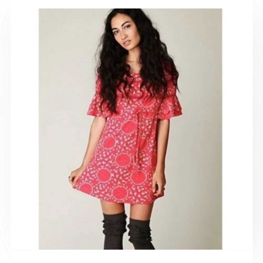 FREE PEOPLE Coral Geo Garden Shift Dress Size 6 Ruffle Sleeve Boho Floral Pink